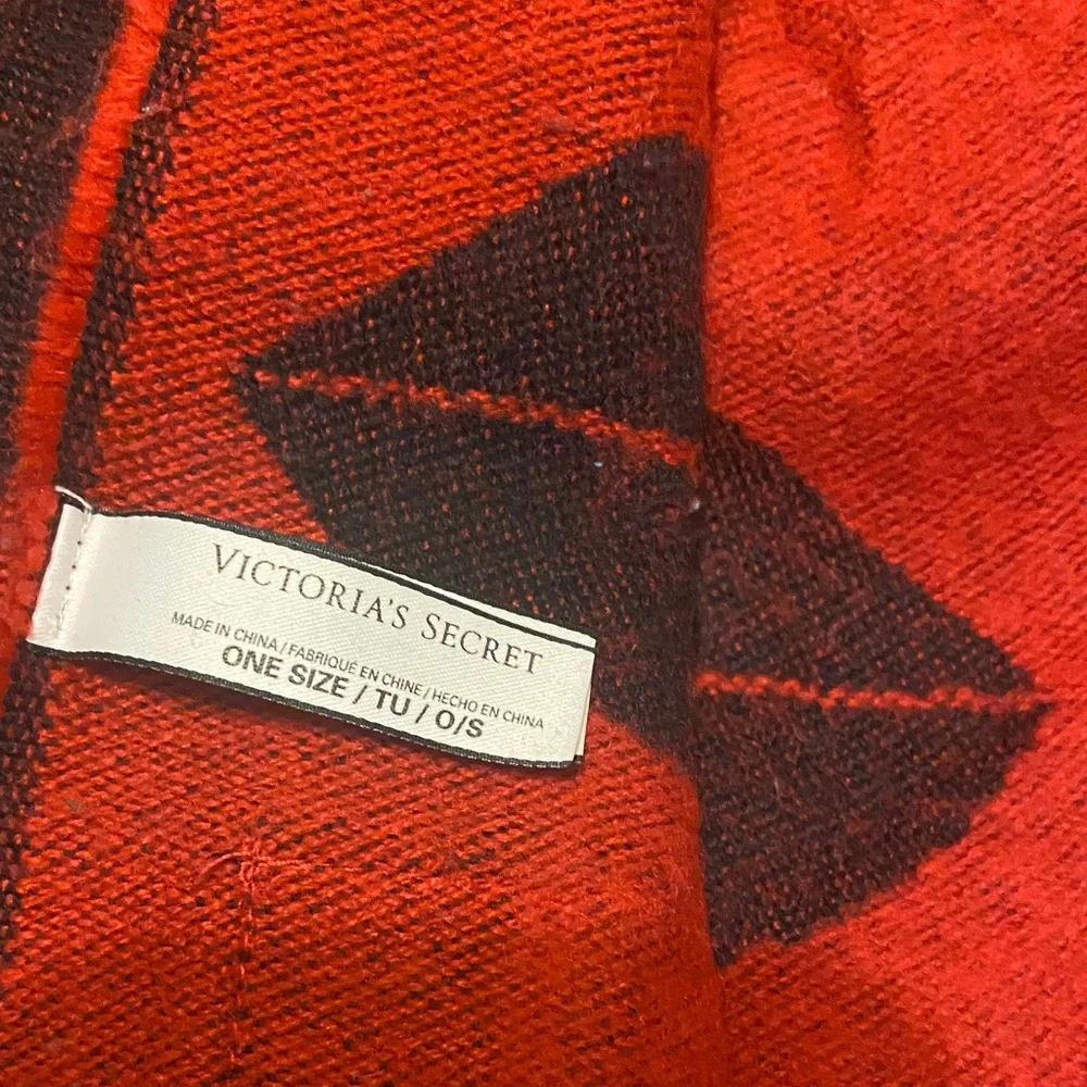 VICTORIA'S SECRET Acrylic Throw Blanket Red & Black Kisses 50 x 60 Fringed 2017